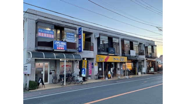 ホワイトビル全景（春）